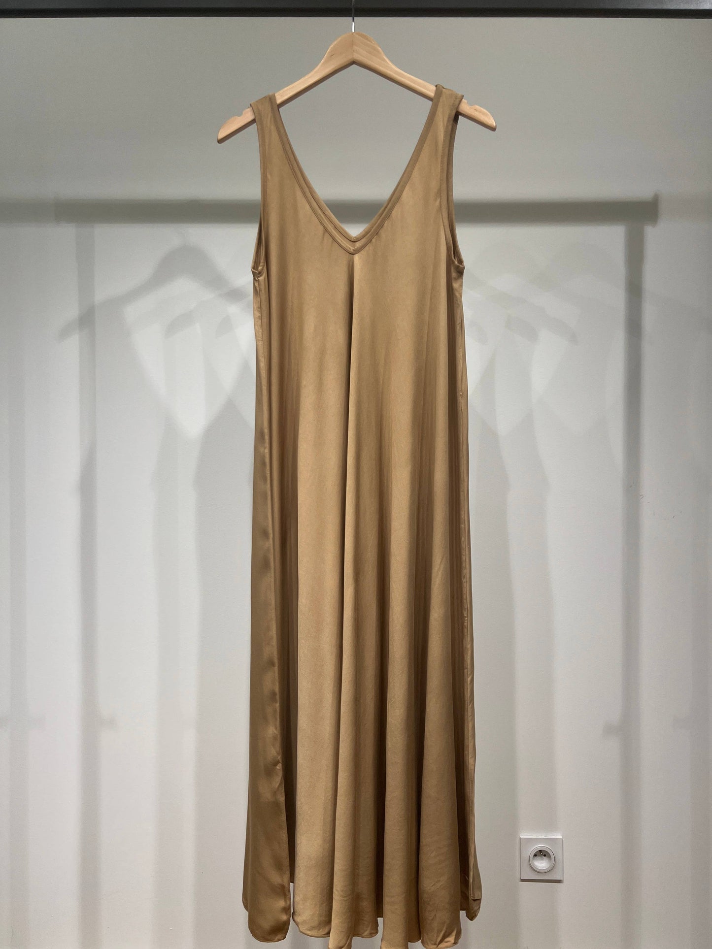 Maxikleid mit V-Ausschnitt und breiten Trägern