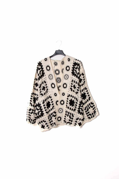 Kurze Boho-Häkelstrickjacke Carigan