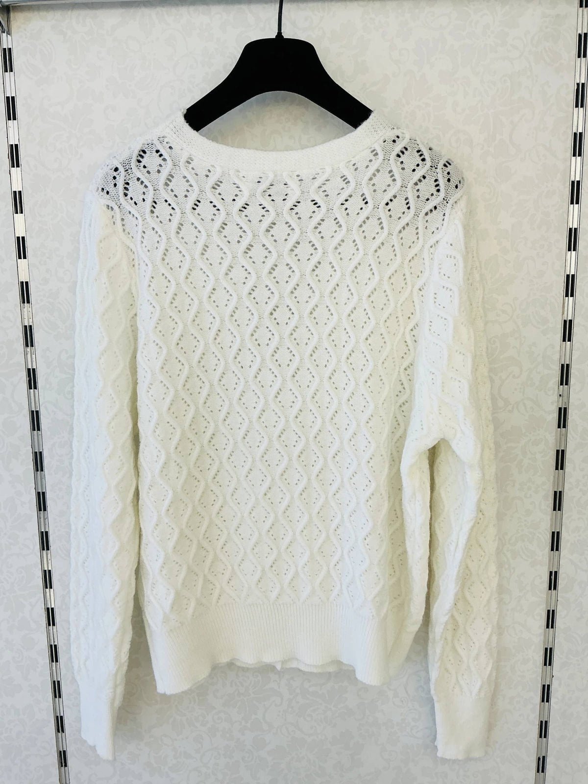 Weißes Lochstrick-Gilet mit Knöpfen