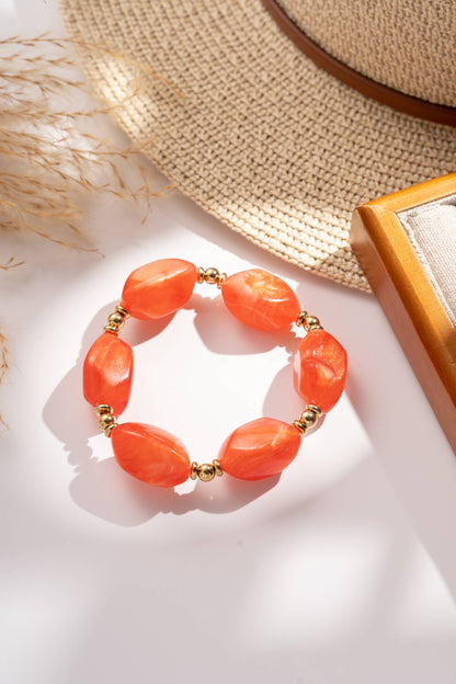 Elastisches Armband mit marmorierten Harzperlen und Edelstahl: Ecru