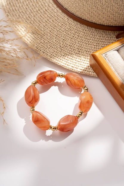 Elastisches Armband mit marmorierten Harzperlen und Edelstahl: Ecru