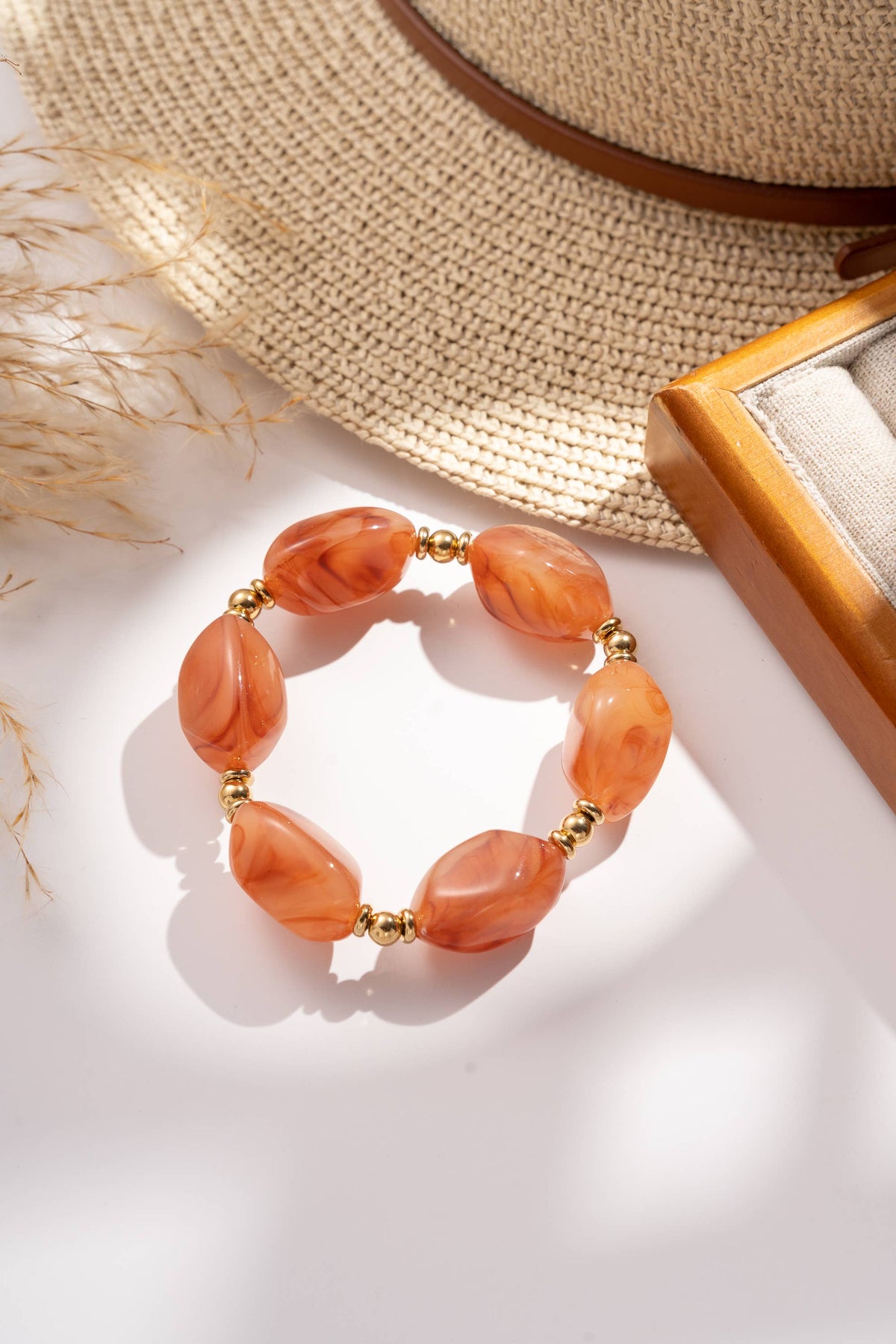 Elastisches Armband mit marmorierten Harzperlen und Edelstahl: Khaki