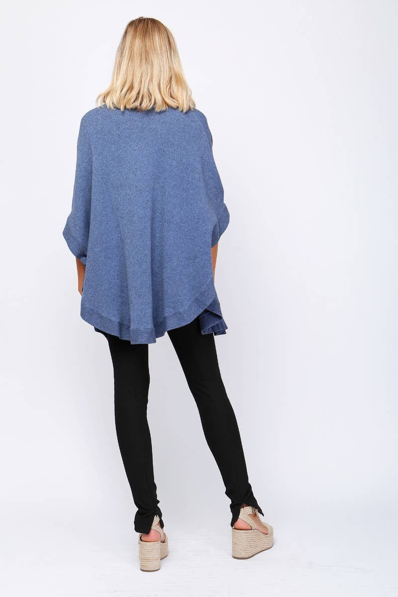 Damen-Strickweste im Cape-Stil – Dekorative Knöpfe
