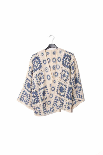 Kurze Boho-Häkelstrickjacke Carigan