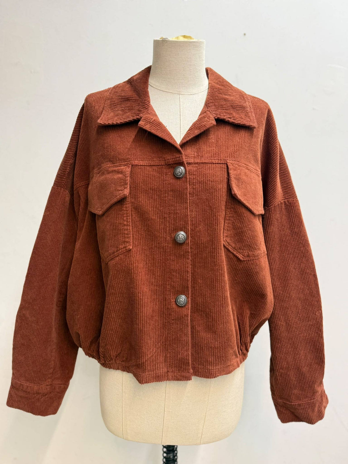 Kurze Jacke aus Cord mit weitem Kragen