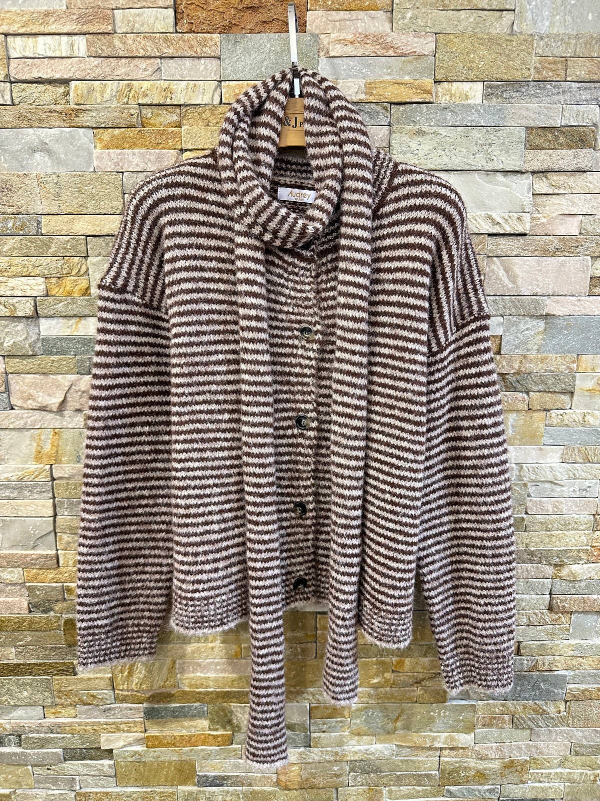 Gestreifter Strickcardigan mit passendem Schal