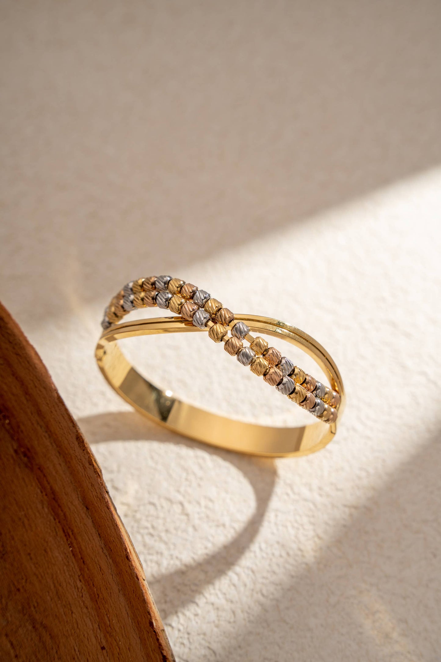 Vergoldetes Armband aus Stahl mit eleganter Textur und zeitlosem Glanz
