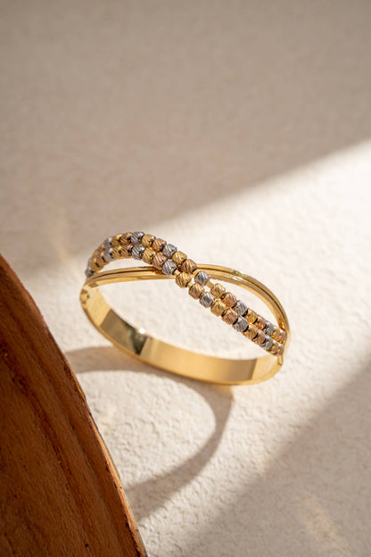 Vergoldetes Armband aus Stahl mit eleganter Textur und zeitlosem Glanz