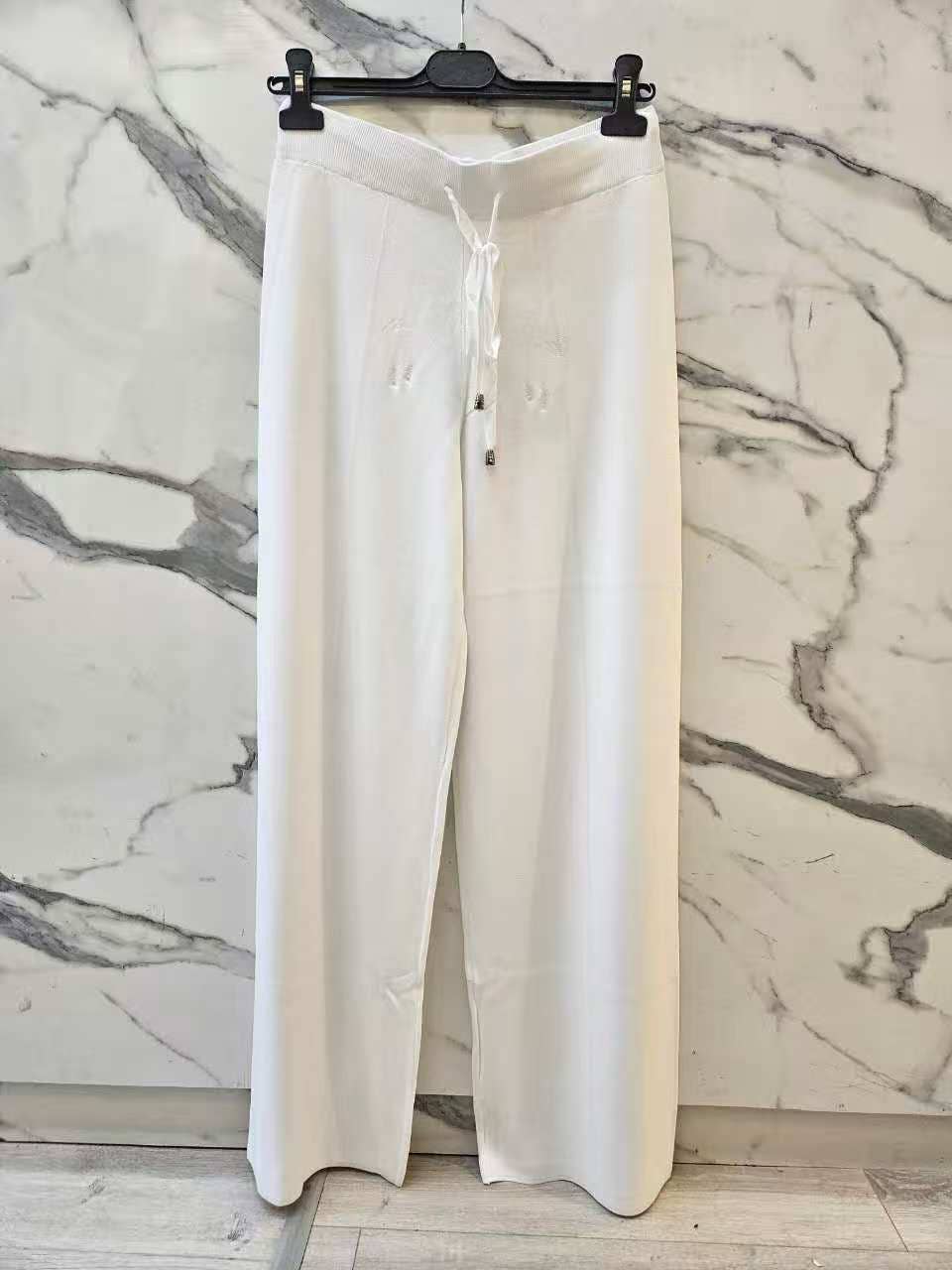 Weite, fließende Hose mit elastischem Bund