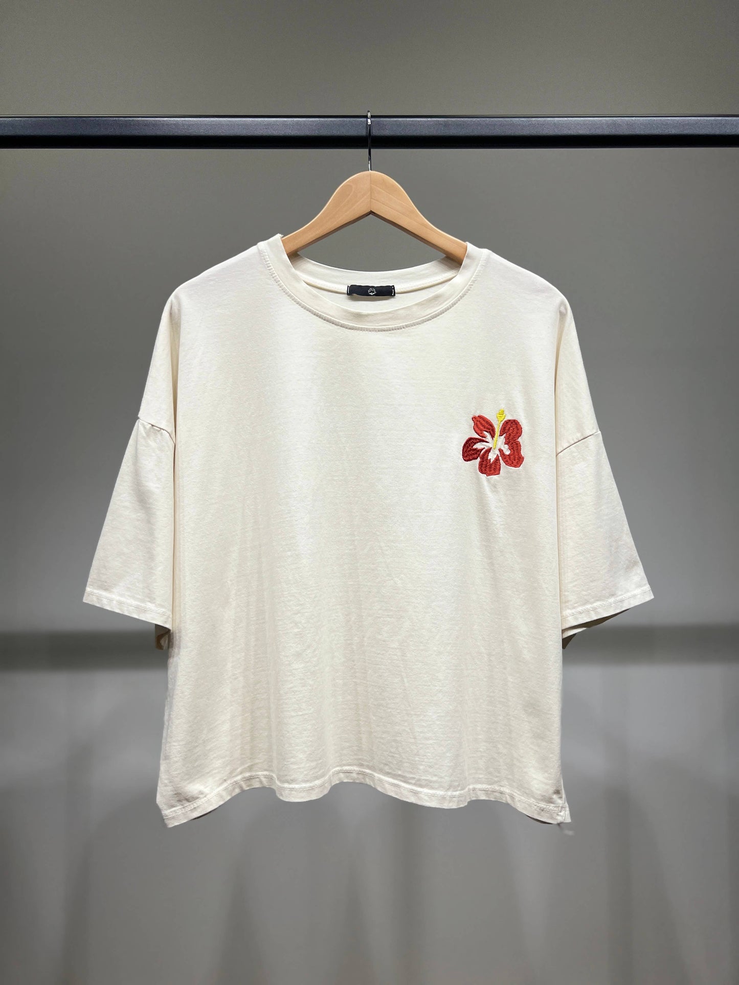 Lockeres kurzes T-Shirt mit kurzen Ärmeln und bestickter Blume, 100 % Baumwolle