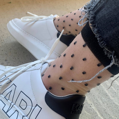 Charlotte – Transparente Socken mit Polka-Dots