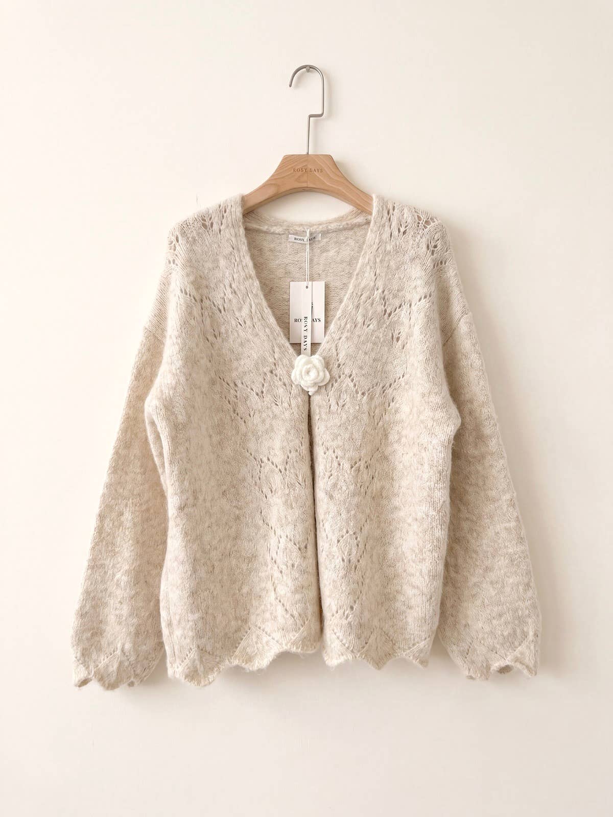 Oversize-Strickgilet mit Blumenbrosche  Ecru
