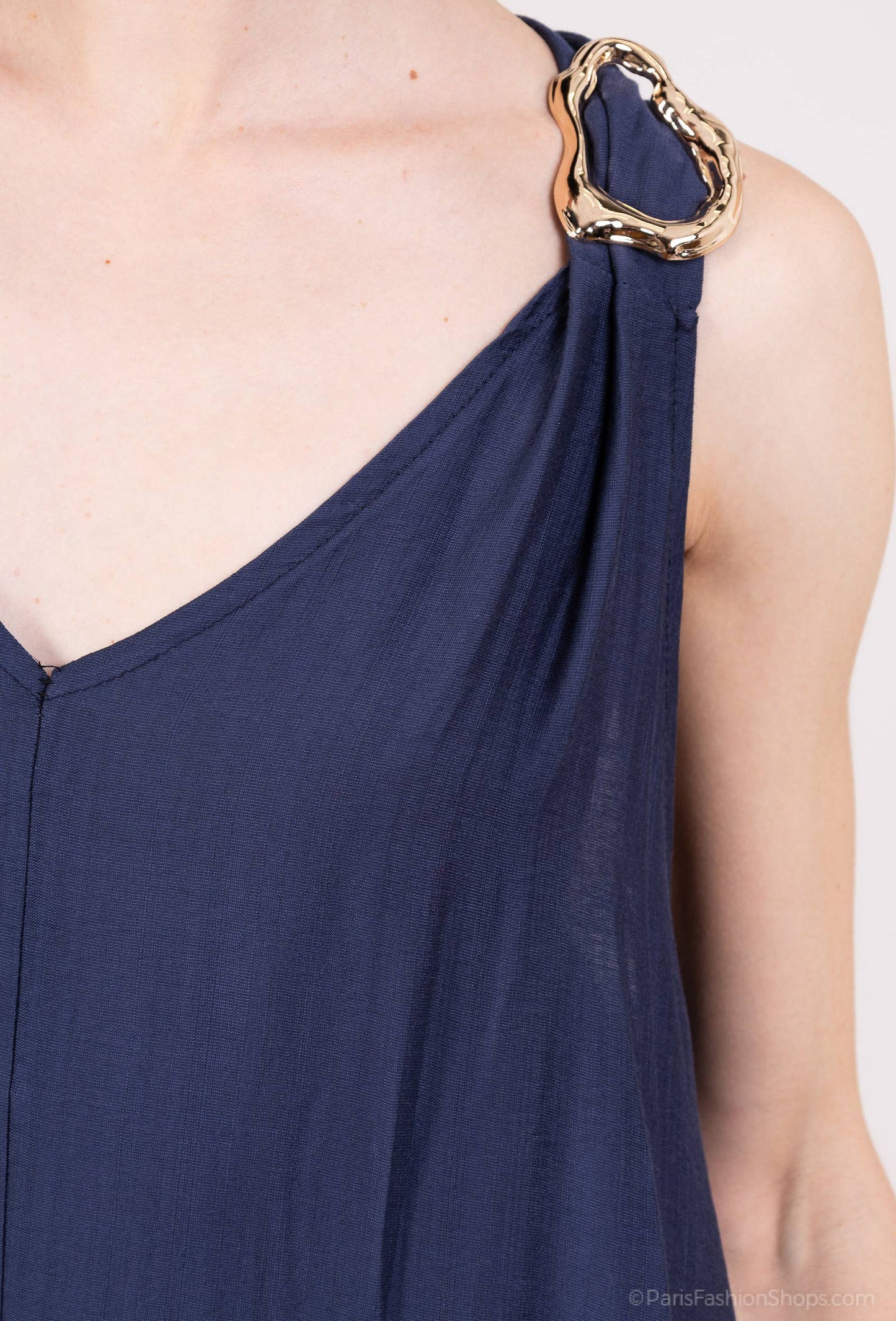 Trägerkleid mit goldener dekorativer Schnalle