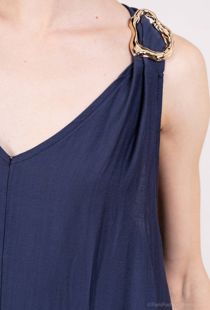 Trägerkleid mit goldener dekorativer Schnalle