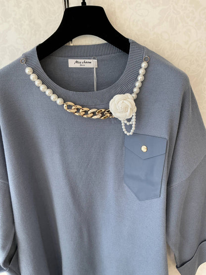 Schmuckpullover – Perlen, goldene Kette & Blume