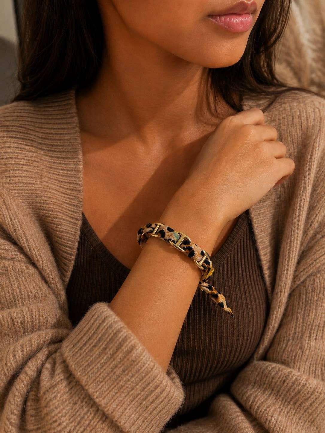 Geflochtenes, goldfarbenes Kettenarmband mit bedrucktem Stoffmuster