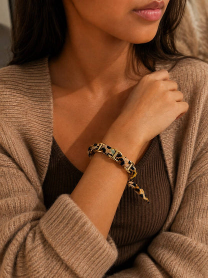 Geflochtenes, goldfarbenes Kettenarmband mit bedrucktem Stoffmuster