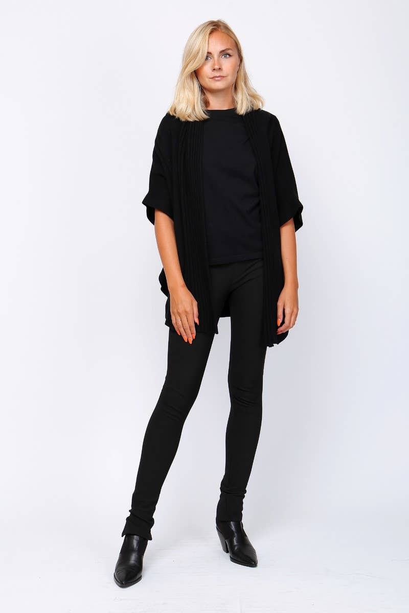 Damen-Strickweste im Cape-Stil – Dekorative Knöpfe